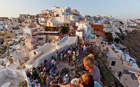 Αδειάζει η Σαντορίνη από κόσμο