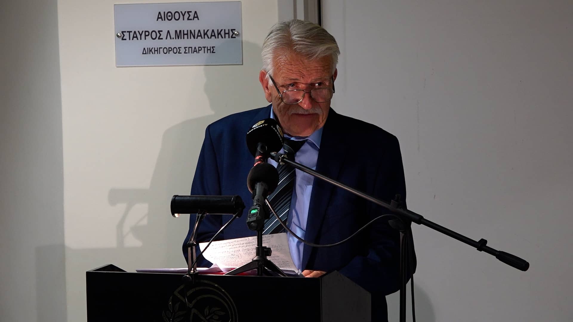 Tο ρολόι της Εκλησίας χτύπησε Μεσάνυχτα.